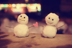 snowmen couple love during the holiday season